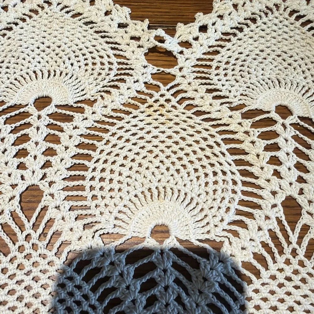 Vtg Ivory Pineapple Peacock Hand Crocheted Table Topper 28
